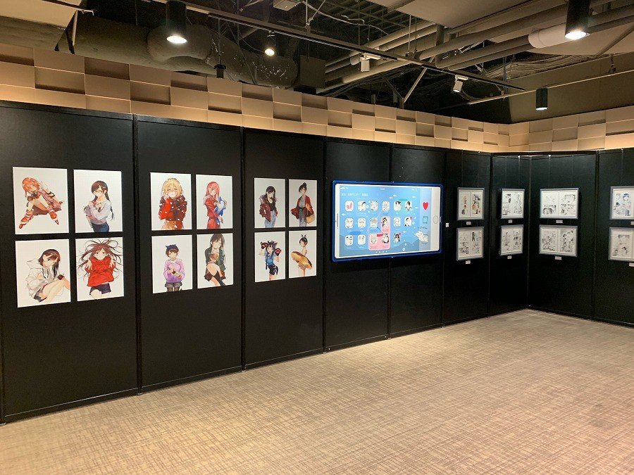 Conoce la exhibición de "Kanojo, Okarishimasu" en Japón